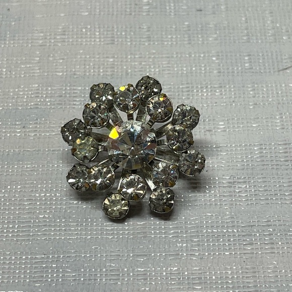 Jewelry - Costume Rhinestone Snowflake Brooch - Silver Crystal Sparkle